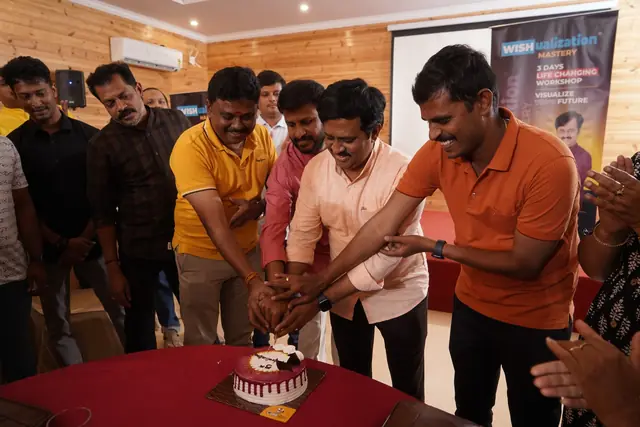 கேக் வெட்டிக் கொண்டாட்டம்