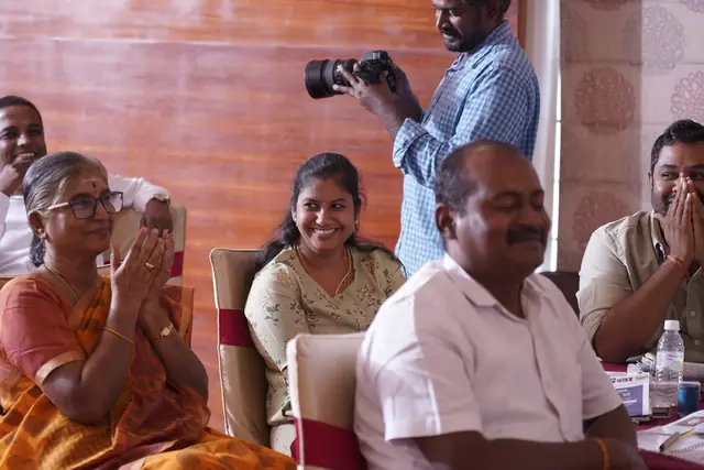 சேர்ந்து சிரிக்கும் பங்கேற்பாளர்கள்