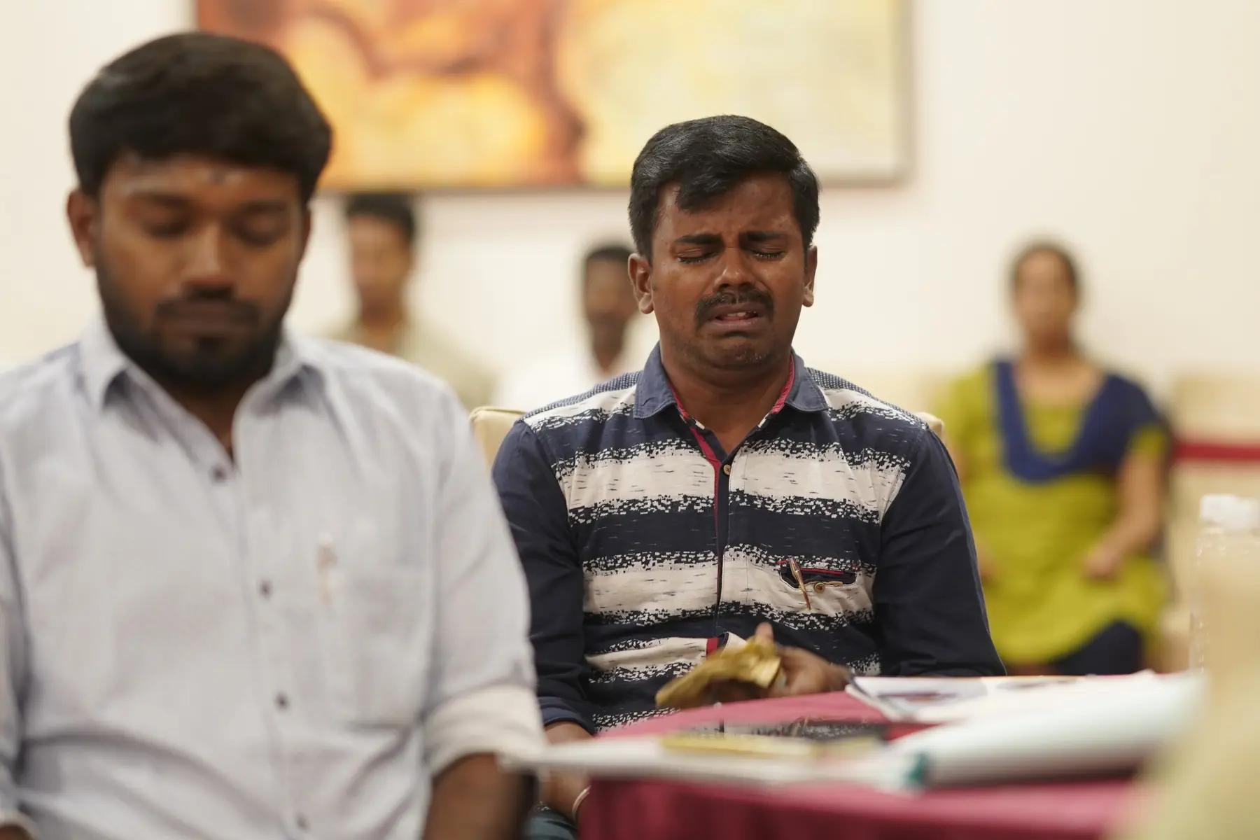 அமர்வின்போது கண்கலங்கும் ஒரு பங்கேற்பாளர்