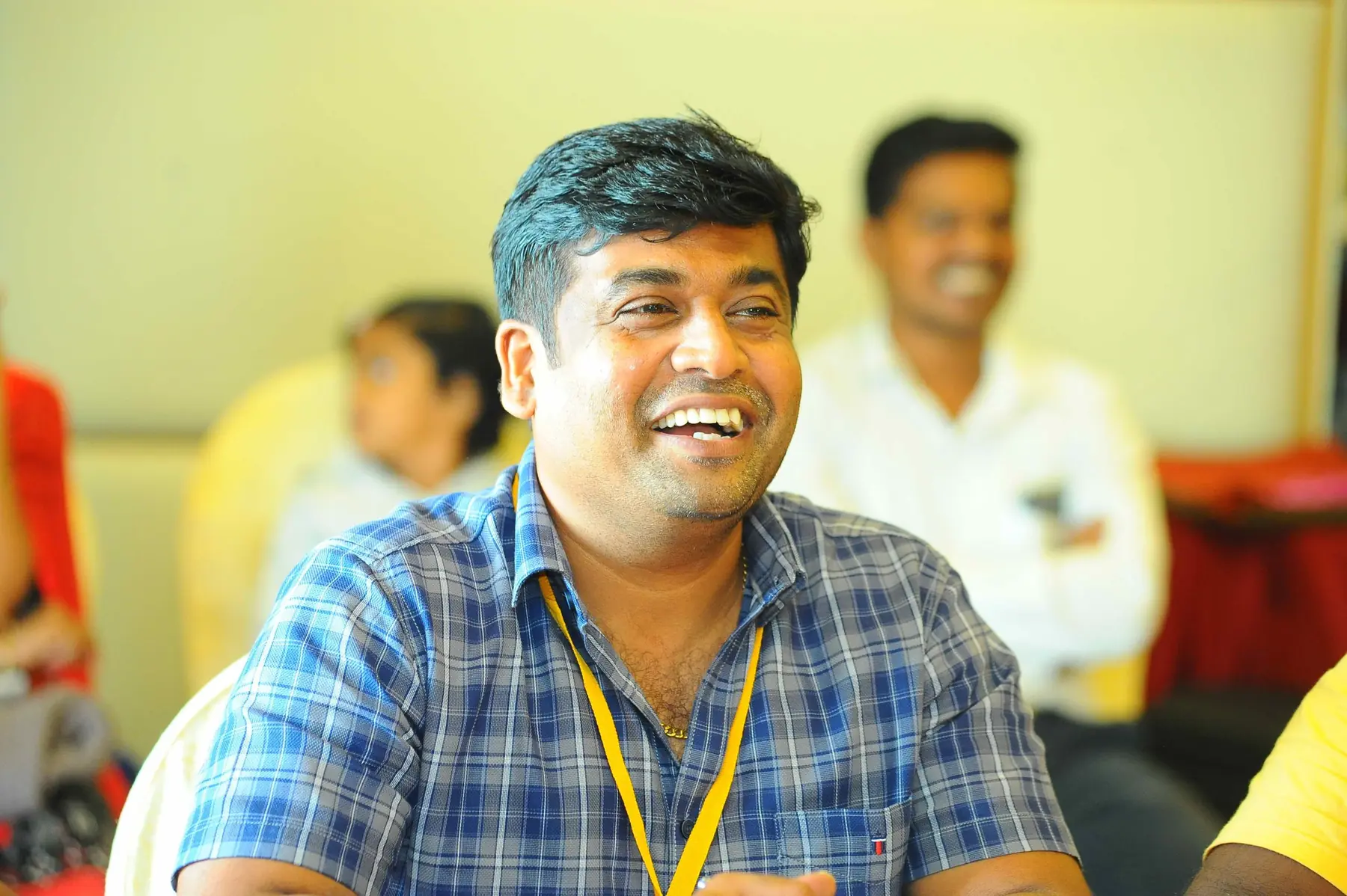 வாய்விட்டுச் சிரிக்கும் ஒரு பங்கேற்பாளர்