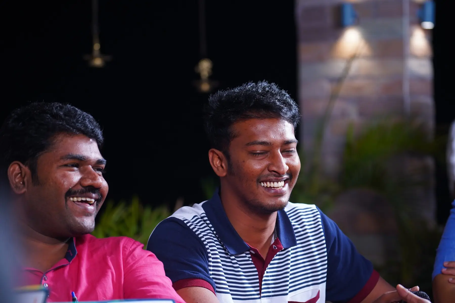 மாலை அமர்வில் சிரிக்கும் இரு பங்கேற்பாளர்கள்