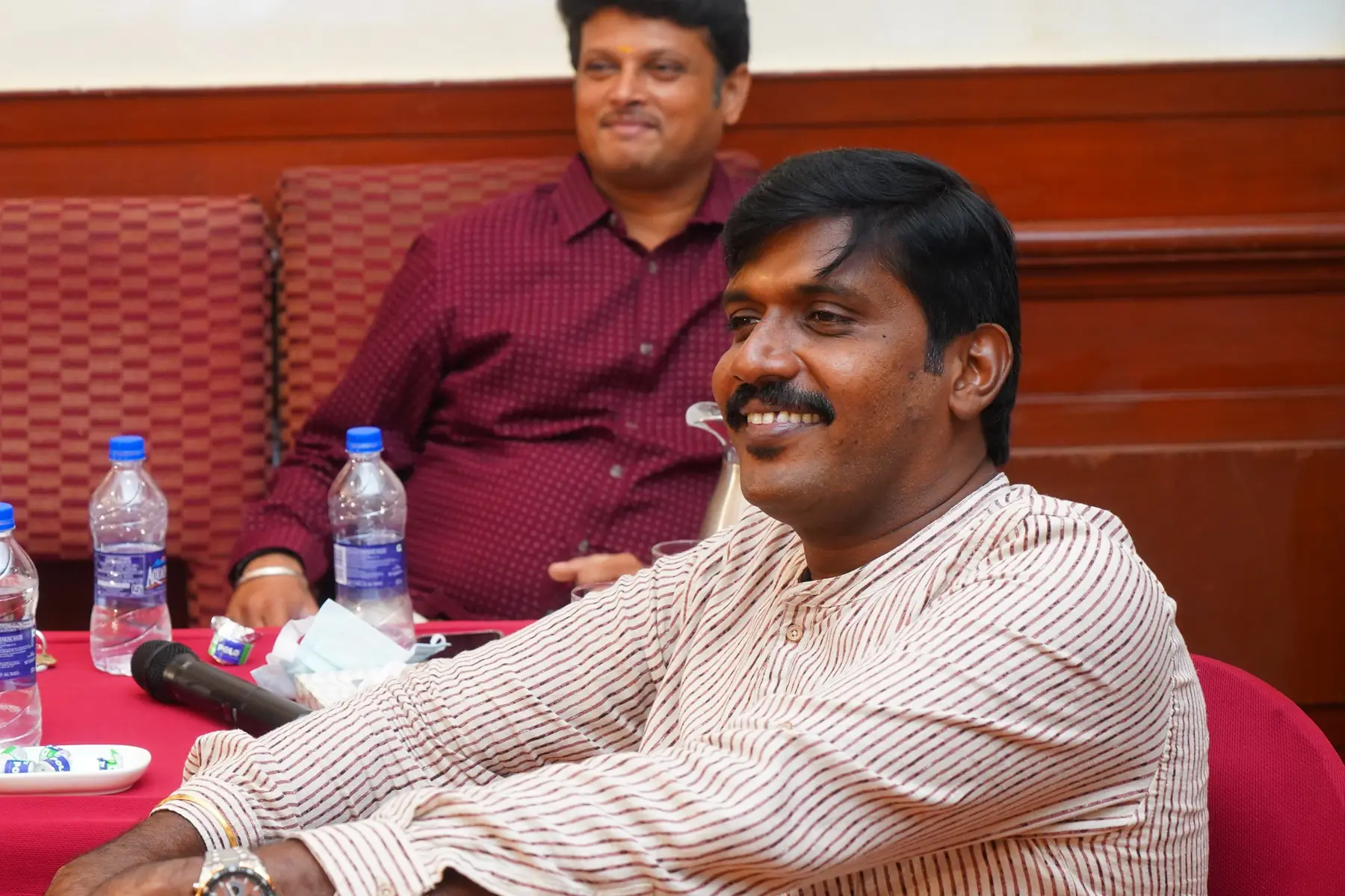 அமர்வின்போது சிரிக்கும் ஒரு பங்கேற்பாளர்