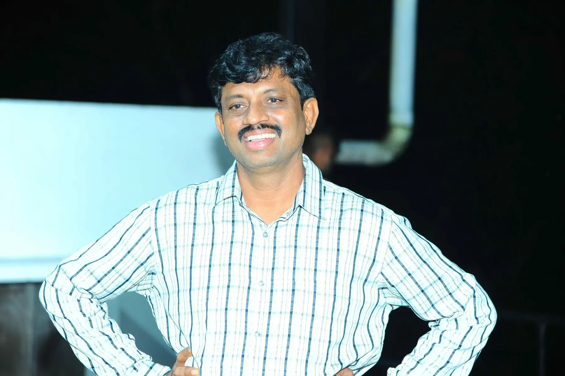 அகன்ற புன்னகையுடன் நிற்கும் ஒரு பங்கேற்பாளர்