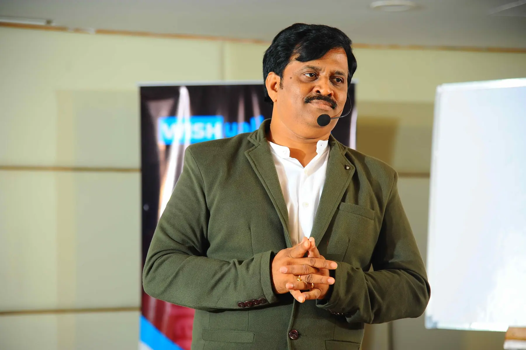 பிளேசர் அணிந்து புன்னகைக்கும் சுரேகா சுந்தர்