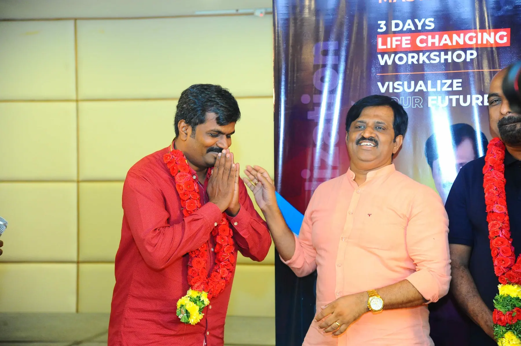 மாலை அணிந்த பங்கேற்பாளருடன் மகிழ்ச்சியான தருணத்தில் சுரேகா சுந்தர்