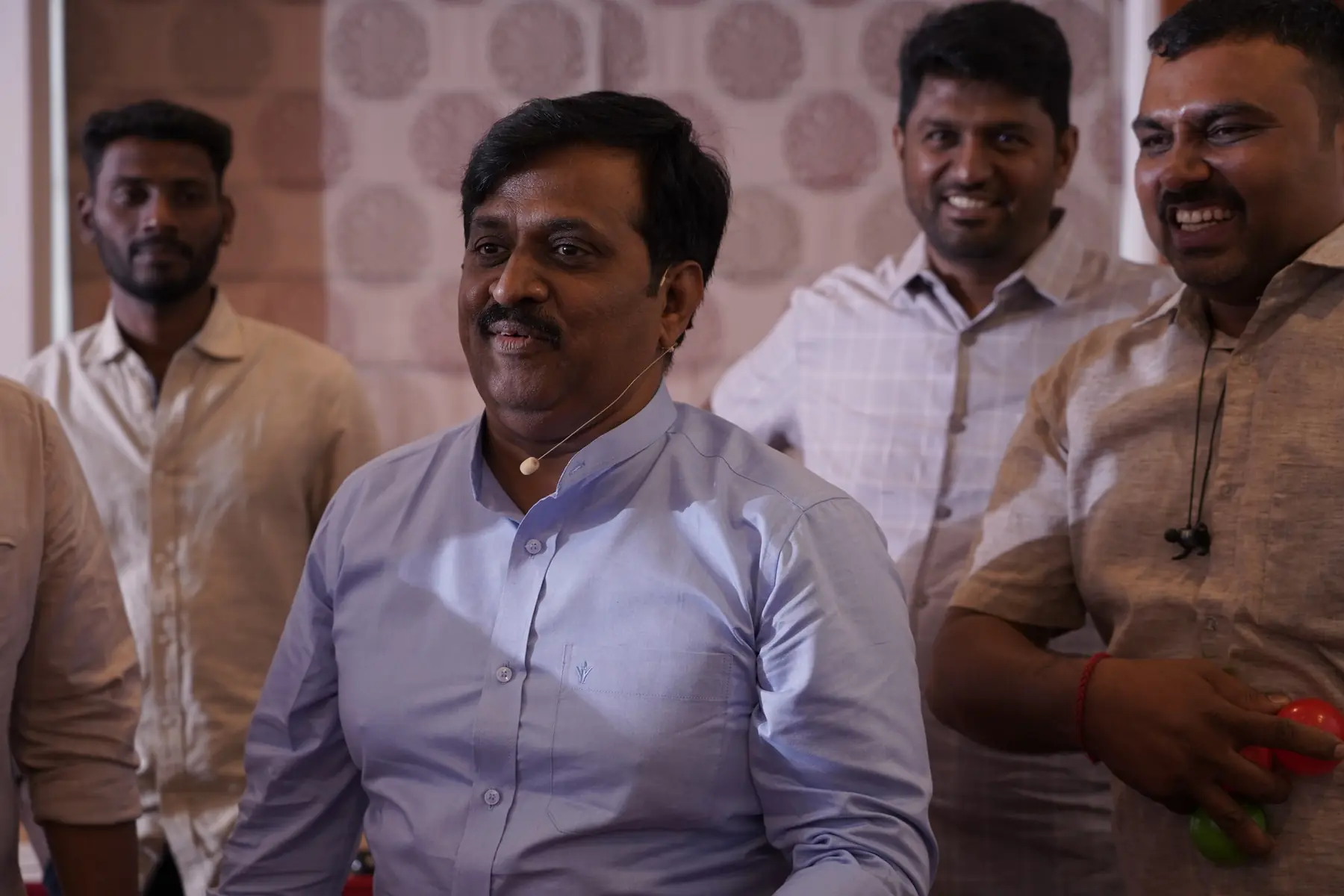 பங்கேற்பாளர்களுடன் புன்னகைக்கும் சுரேகா சுந்தர்