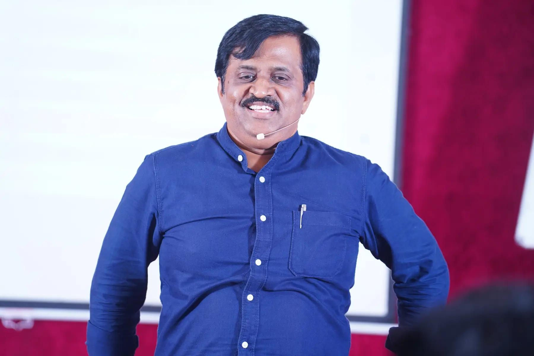 மேடையில் சிரிக்கும் சுரேகா சுந்தர்
