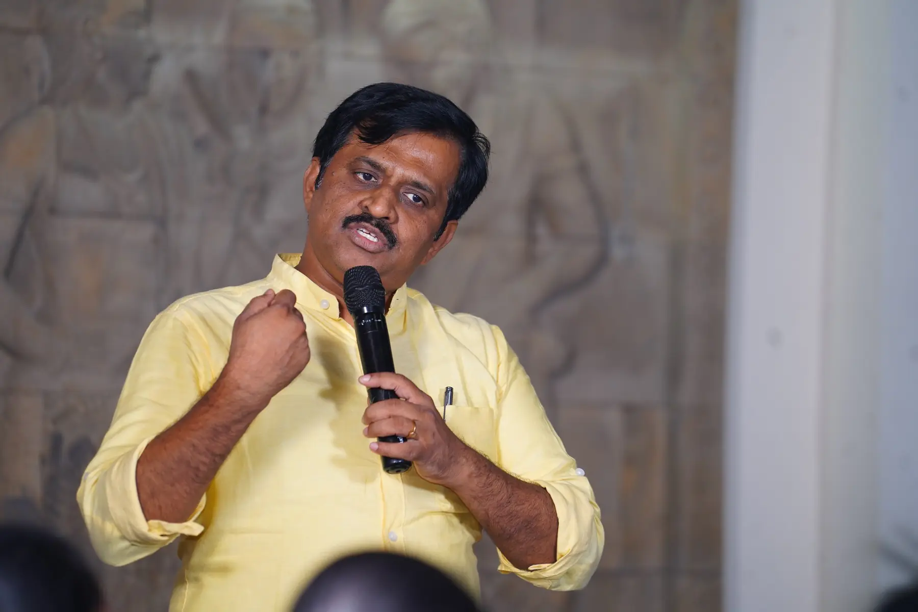 மைக்கில் பேசும் சுரேகா சுந்தர்