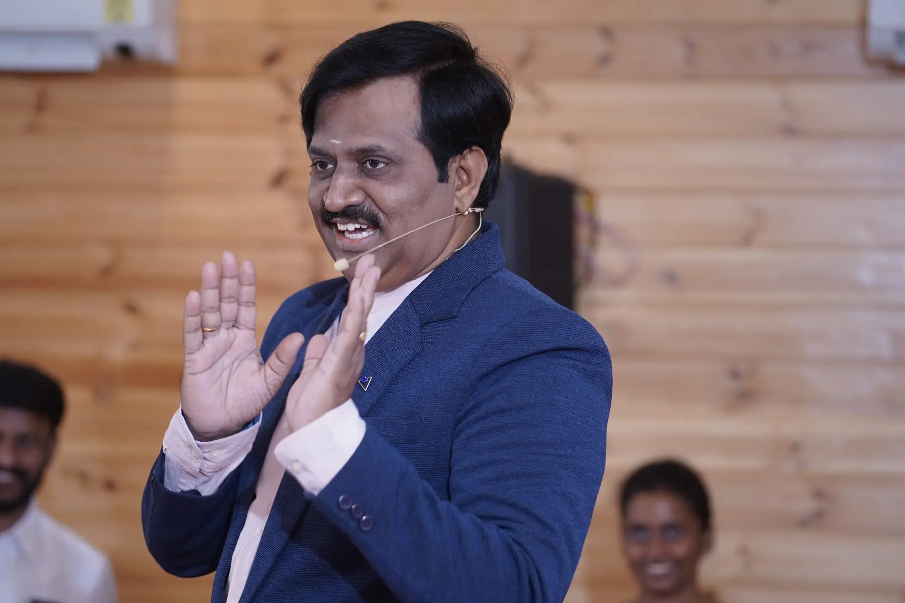 கோட் அணிந்து புன்னகையுடன் பேசும் சுரேகா சுந்தர்