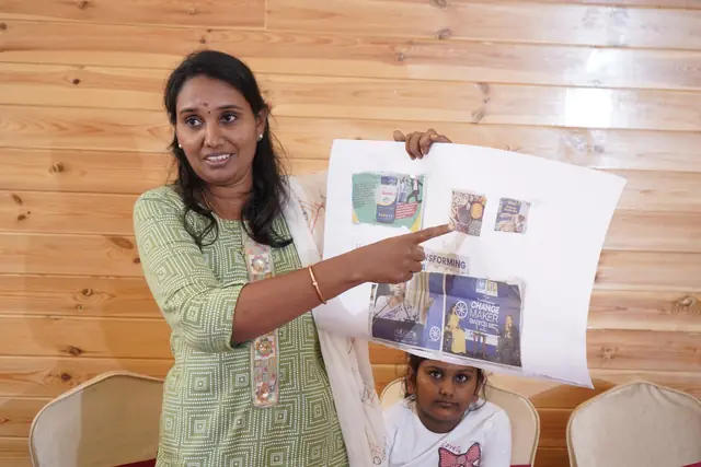 தன் விருப்பப் பலகையைக் காட்டும் ஒரு பங்கேற்பாளர்